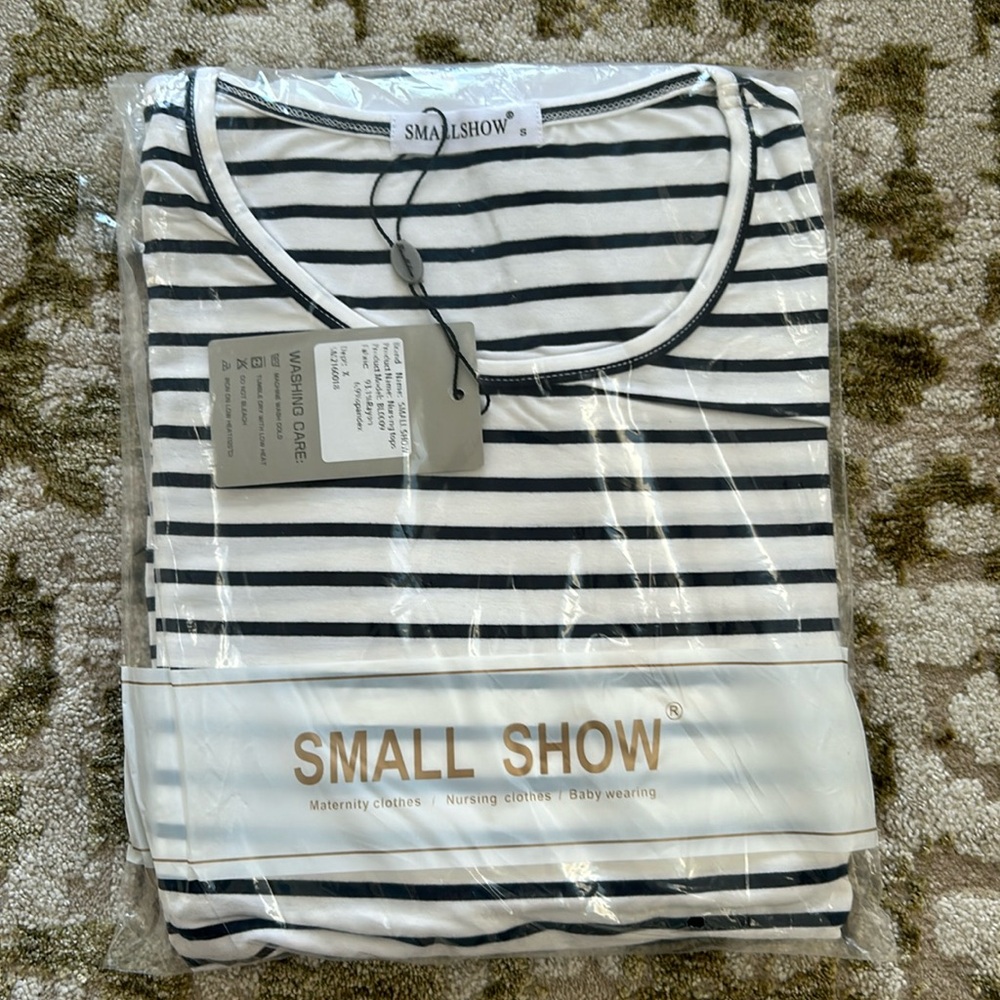 NWT maternity top / nursing top